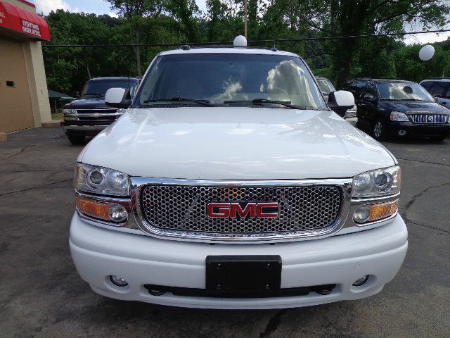 2004 GMC Yukon XL EX Sedan 4D