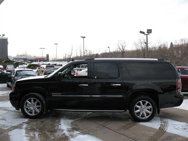 2011 GMC Yukon XL EX Sedan 4D