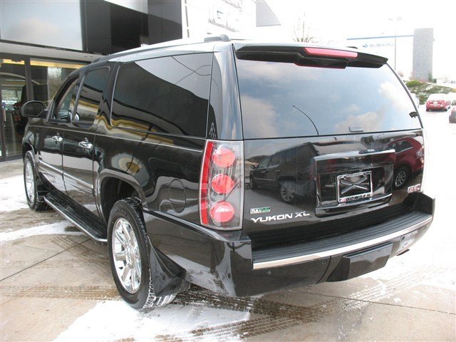 2011 GMC Yukon XL EX Sedan 4D