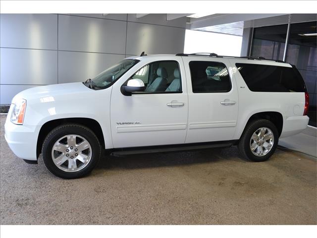 2011 GMC Yukon XL Pickup 4D 5 3/4 Ft W/navigation