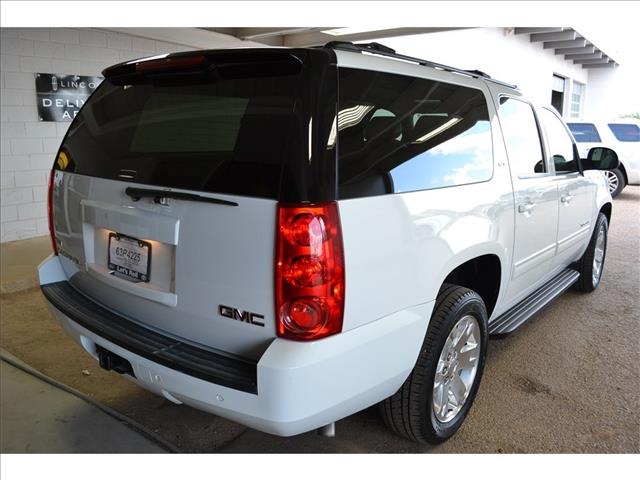 2011 GMC Yukon XL Pickup 4D 5 3/4 Ft W/navigation