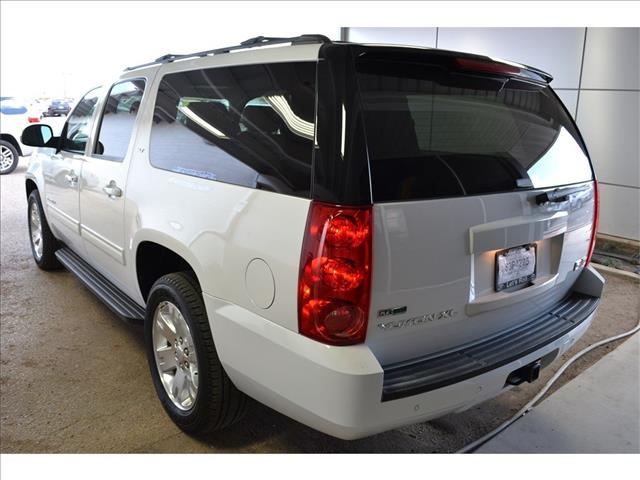 2011 GMC Yukon XL Pickup 4D 5 3/4 Ft W/navigation