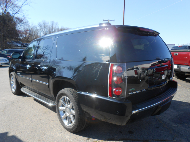 2011 GMC Yukon XL EX Sedan 4D