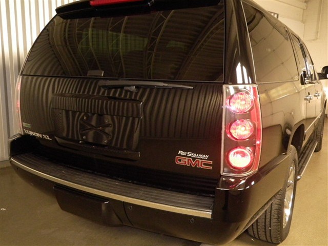 2011 GMC Yukon XL EX Sedan 4D