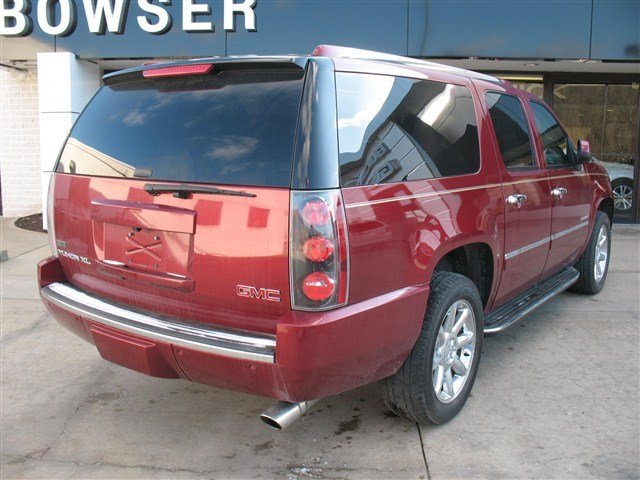 2011 GMC Yukon XL EX Sedan 4D