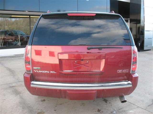 2011 GMC Yukon XL EX Sedan 4D