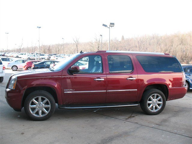 2011 GMC Yukon XL EX Sedan 4D