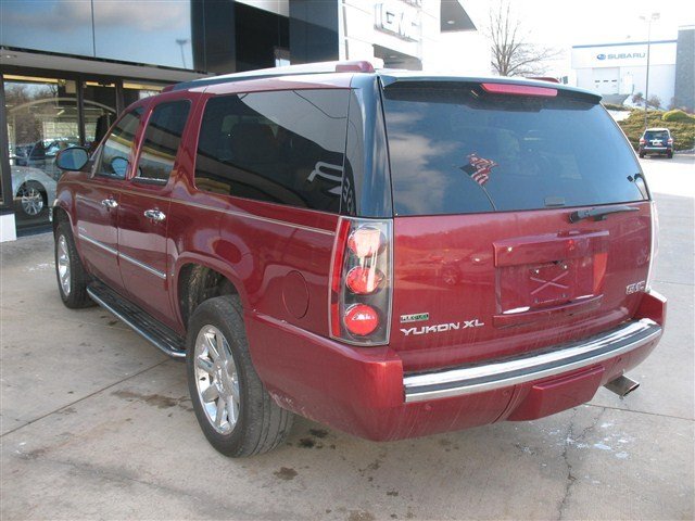 2011 GMC Yukon XL EX Sedan 4D