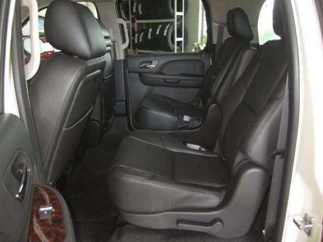 2013 GMC Yukon XL EX Sedan 4D