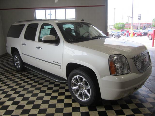 2013 GMC Yukon XL EX Sedan 4D