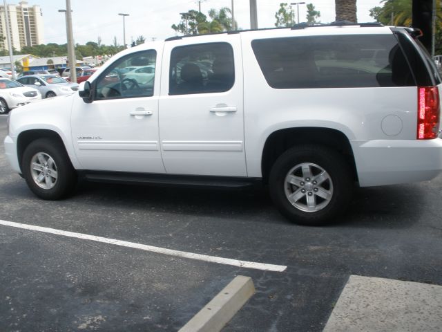 2013 GMC Yukon XL 4dr Sdn Touring Signature RWD Sedan