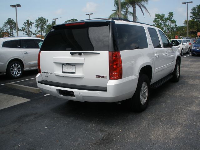 2013 GMC Yukon XL 4dr Sdn Touring Signature RWD Sedan