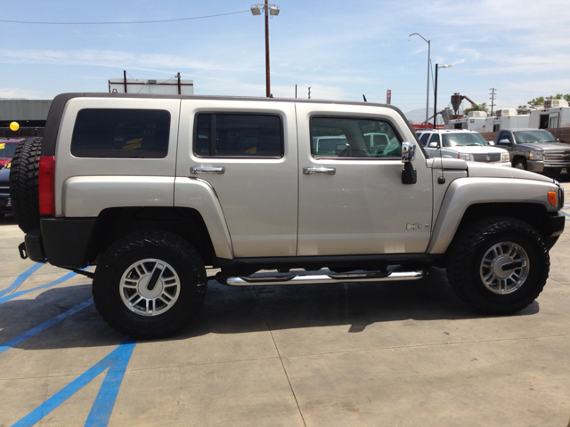 2006 Hummer H3 Scion XB