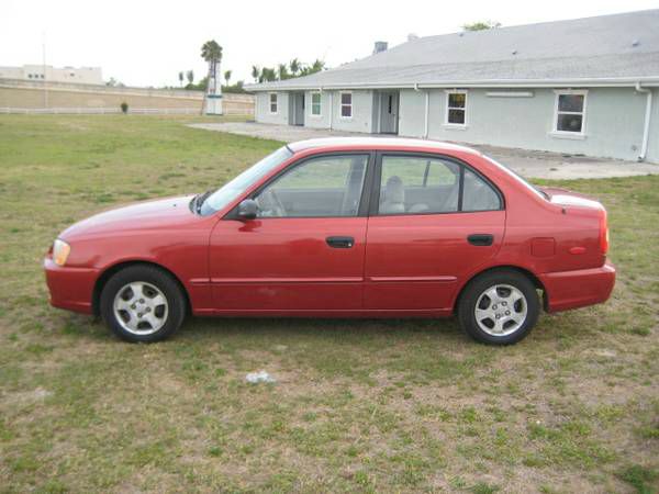 2000 Hyundai Accent S Sedan