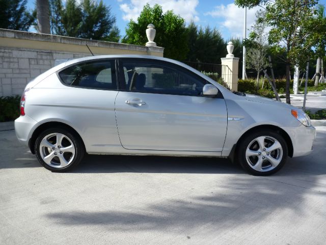 2010 Hyundai Accent LS LOW Milesfactory Warranty Sedan