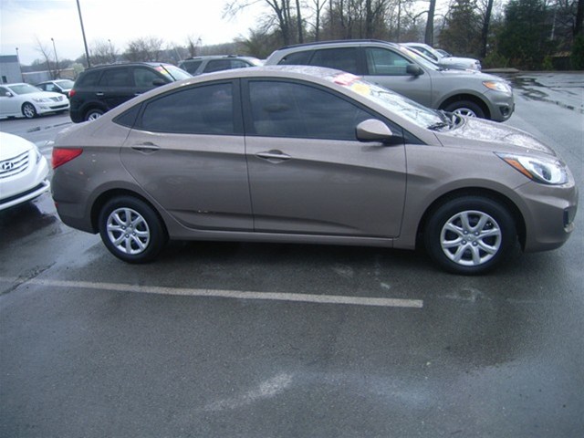 2013 Hyundai Accent FWD 4dr Sport