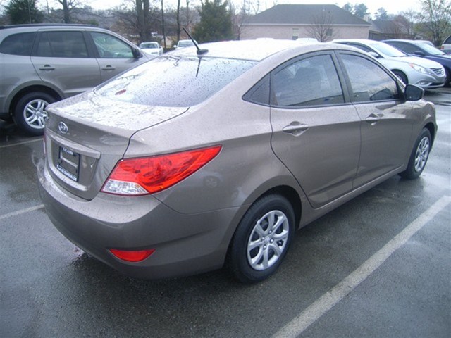 2013 Hyundai Accent FWD 4dr Sport