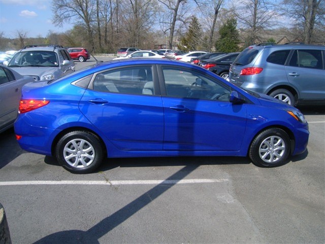 2013 Hyundai Accent FWD 4dr Sport