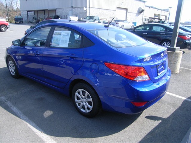 2013 Hyundai Accent FWD 4dr Sport