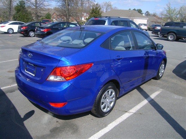 2013 Hyundai Accent FWD 4dr Sport