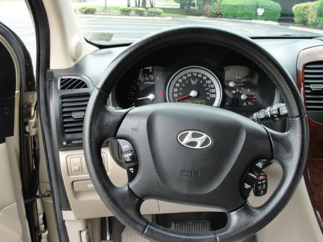 2008 Hyundai Entourage SLT 25