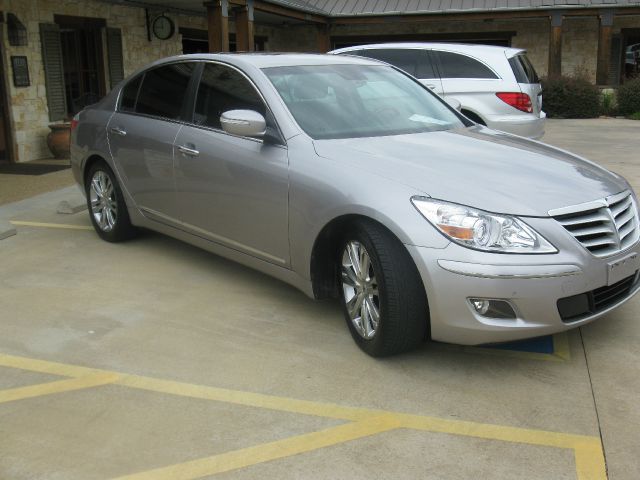 2011 Hyundai Genesis 4WD 35