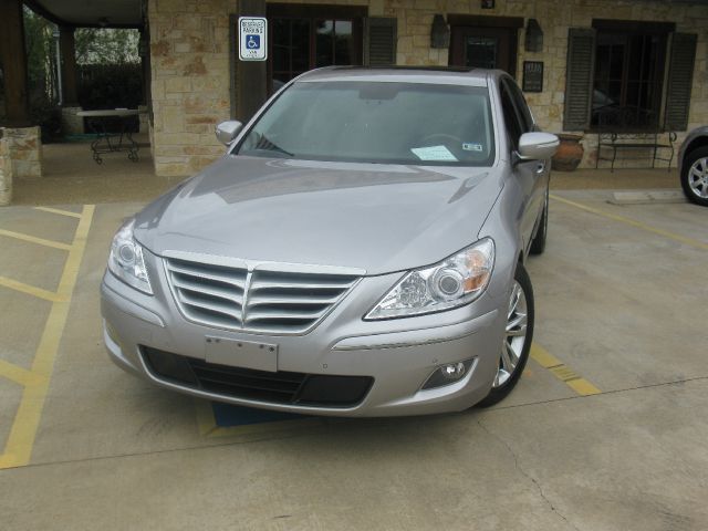 2011 Hyundai Genesis 4WD 35