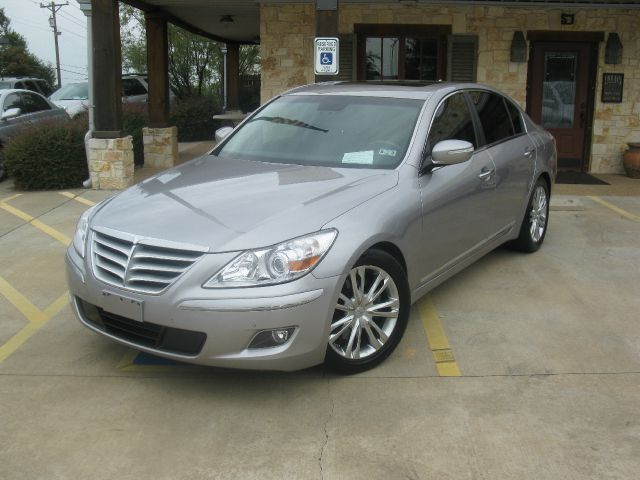 2011 Hyundai Genesis 4WD 35