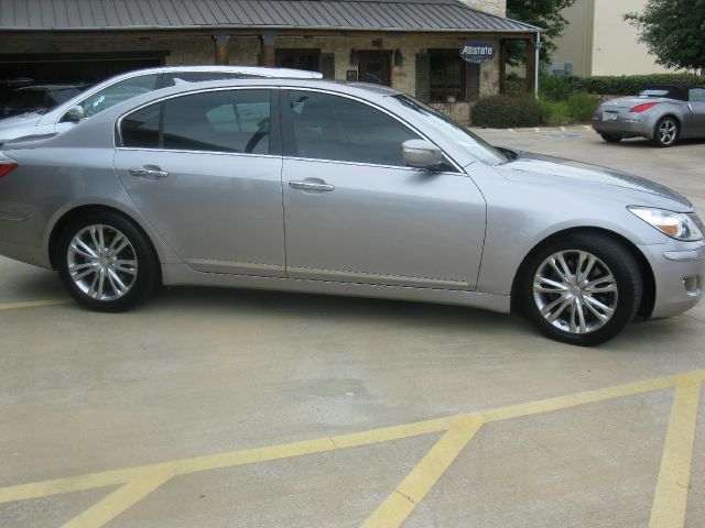 2011 Hyundai Genesis 4WD 35