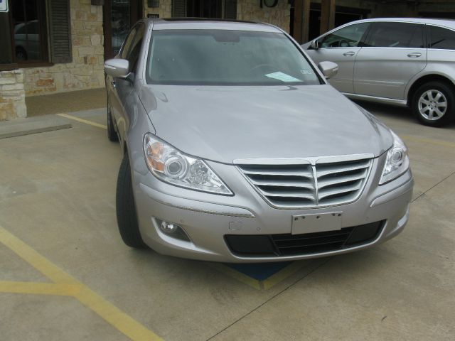 2011 Hyundai Genesis 4WD 35