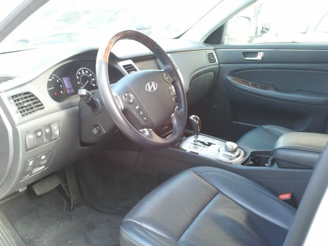 2011 Hyundai Genesis 4WD 35