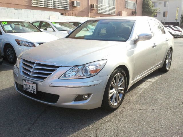 2011 Hyundai Genesis 4WD 35