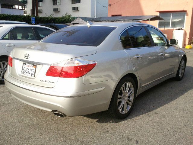 2011 Hyundai Genesis 4WD 35