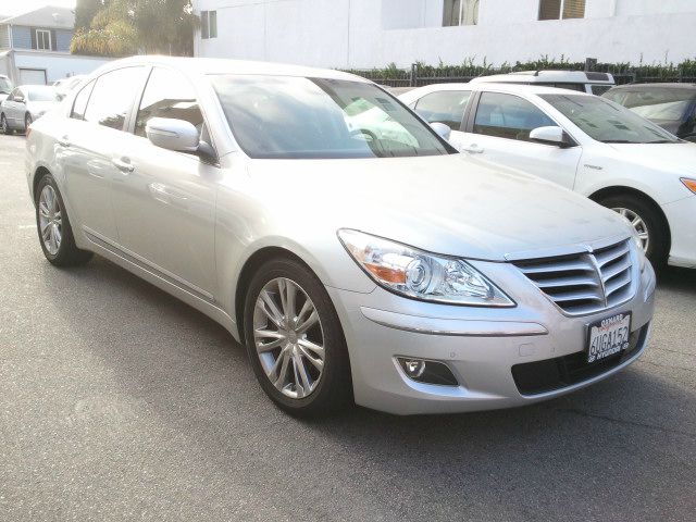 2011 Hyundai Genesis 4WD 35