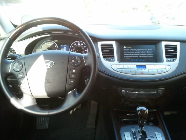 2011 Hyundai Genesis 4WD 35