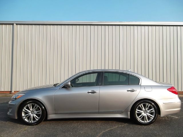 2012 Hyundai Genesis 4WD 35