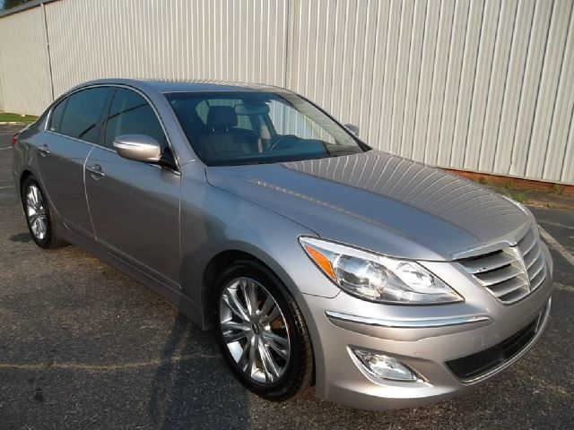 2012 Hyundai Genesis 4WD 35