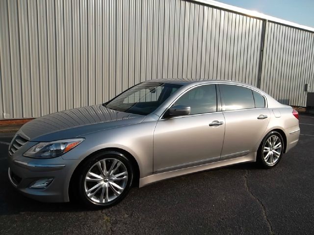 2012 Hyundai Genesis 4WD 35