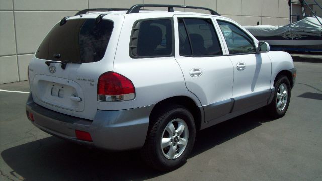 2005 Hyundai Santa Fe 4dr Sdn 2.4L FWD