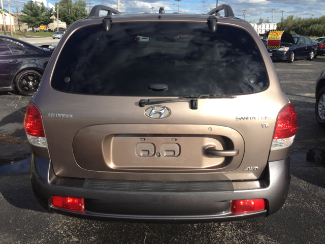 2005 Hyundai Santa Fe 4dr Sdn 2.4L FWD