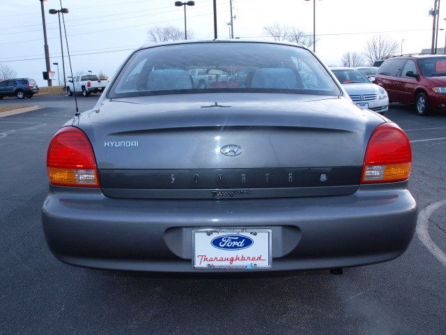 2001 Hyundai Sonata Base