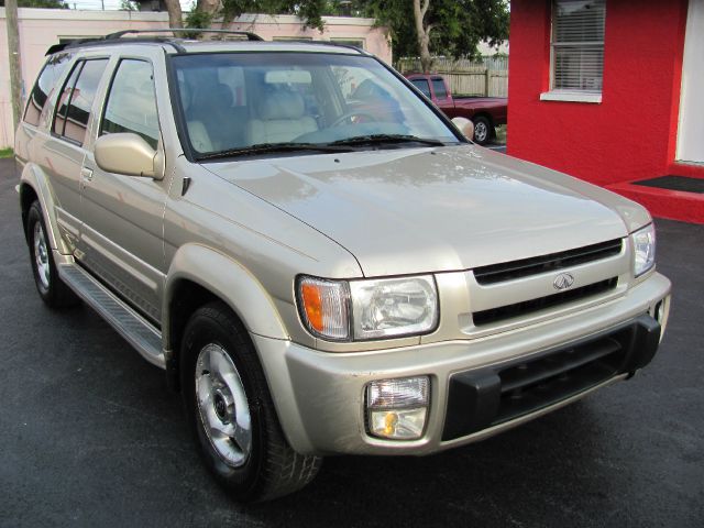 2000 Infiniti QX4 Base