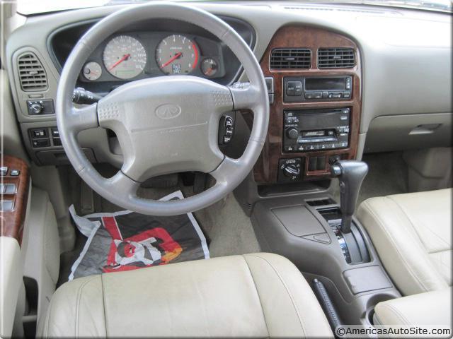 2000 Infiniti QX4 Base