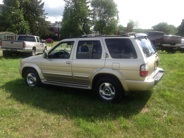 2000 Infiniti QX4 Base