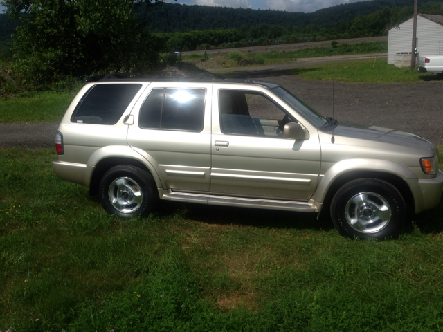 2000 Infiniti QX4 Base