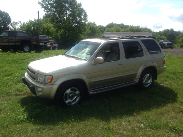 2000 Infiniti QX4 Base