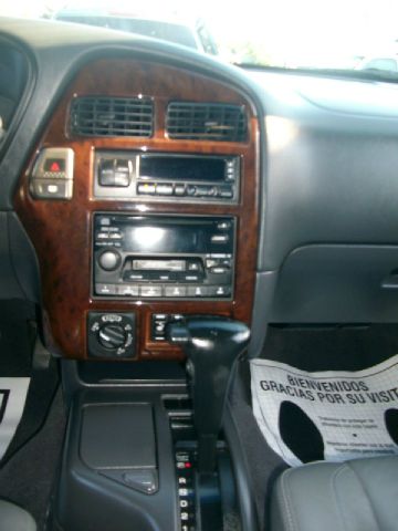 2000 Infiniti QX4 Base