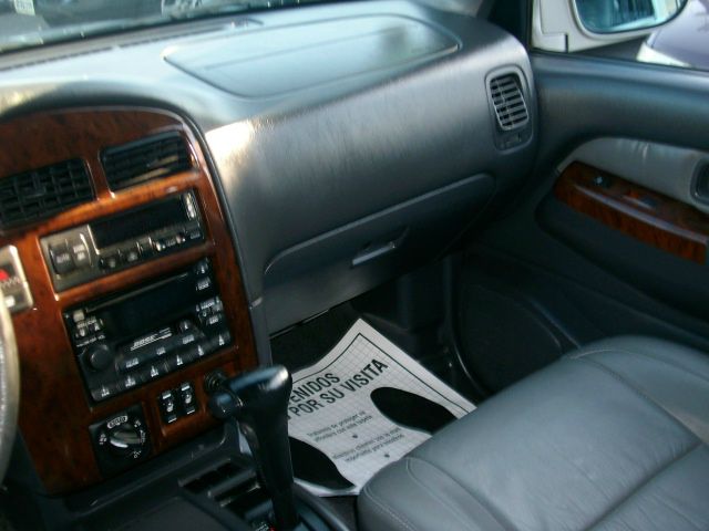 2000 Infiniti QX4 Base