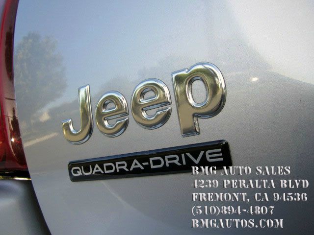 2004 Jeep Grand Cherokee 2.4i Sedan