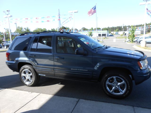 2004 Jeep Grand Cherokee LS Flex Fuel 4x4 This Is One Of Our Best Bargains